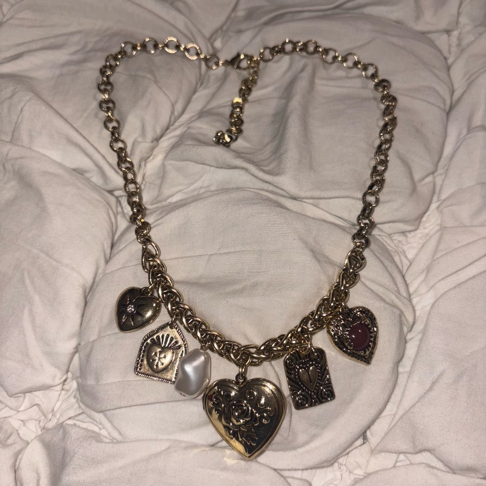 🥀✨ Vintage-Inspired Gold Heart & Baroque Pearl Charm Necklace